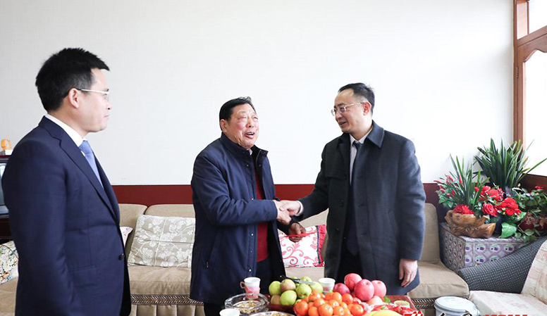 谭显聪县委副书记,统战部部长尹少中走访慰问了同志陈致平县委副书记