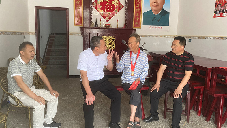 杨日培走访慰问老党员