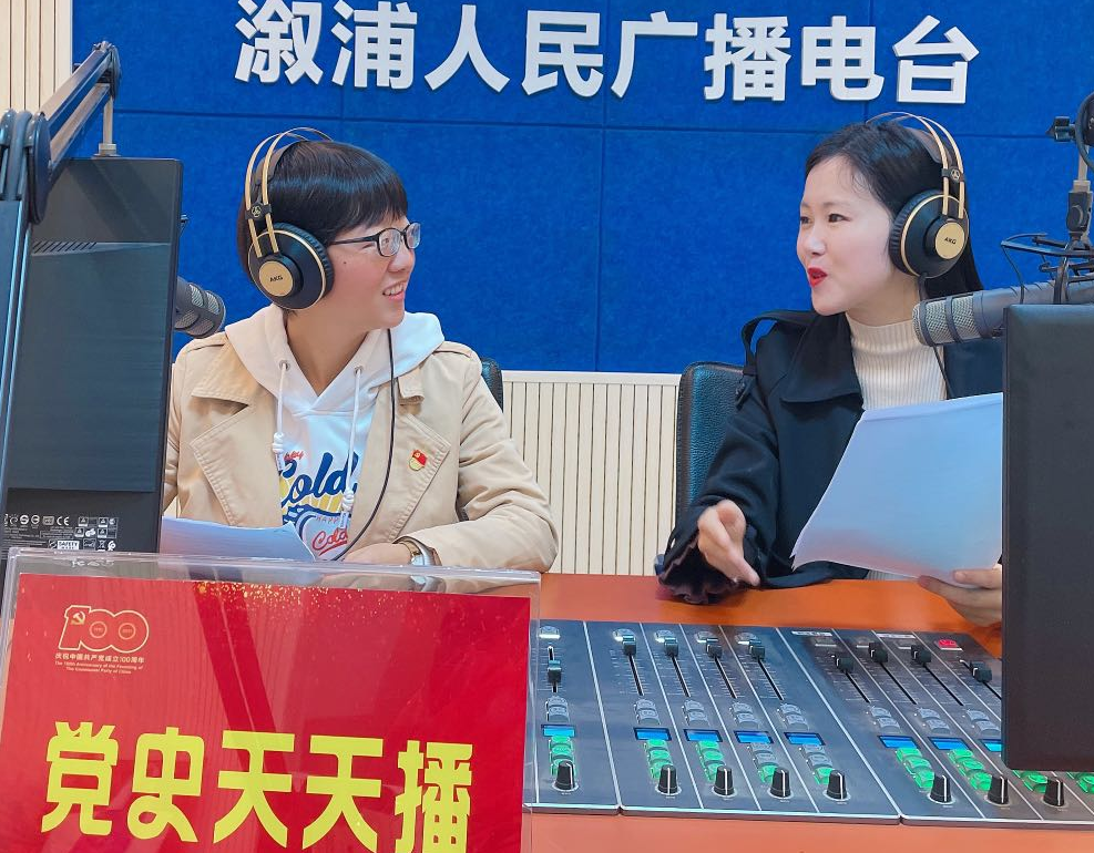 主持人:听众朋友们,大家好,回顾党的光辉历程,讴歌党的丰功伟绩,这里