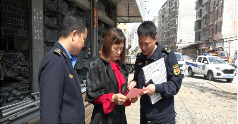 县城市管理和综合执法局开展门前三包专项整治行动全面提升城市形象
